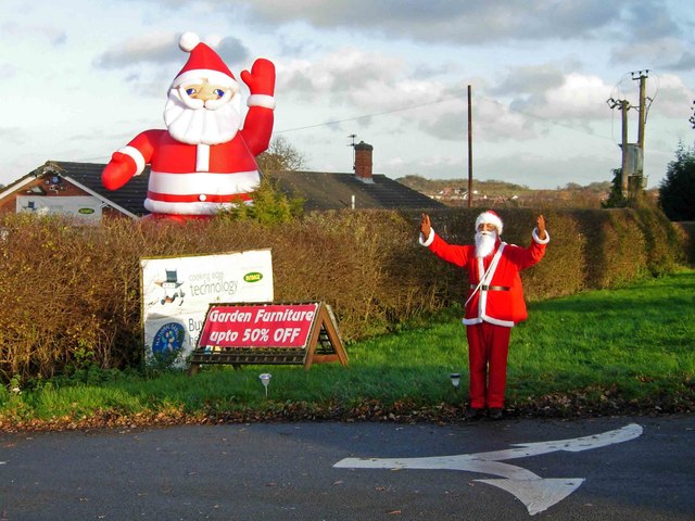 File:Santas at Sapcote - geograph.org.uk - 285044.jpg