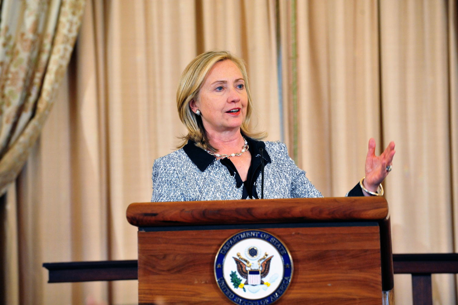 Remarks to African Women Entrepreneurs.jpg U.S. Secretary of State Hillary Rodham Clinton delivers remarks to 40 women entrepreneurs from 36 African nations