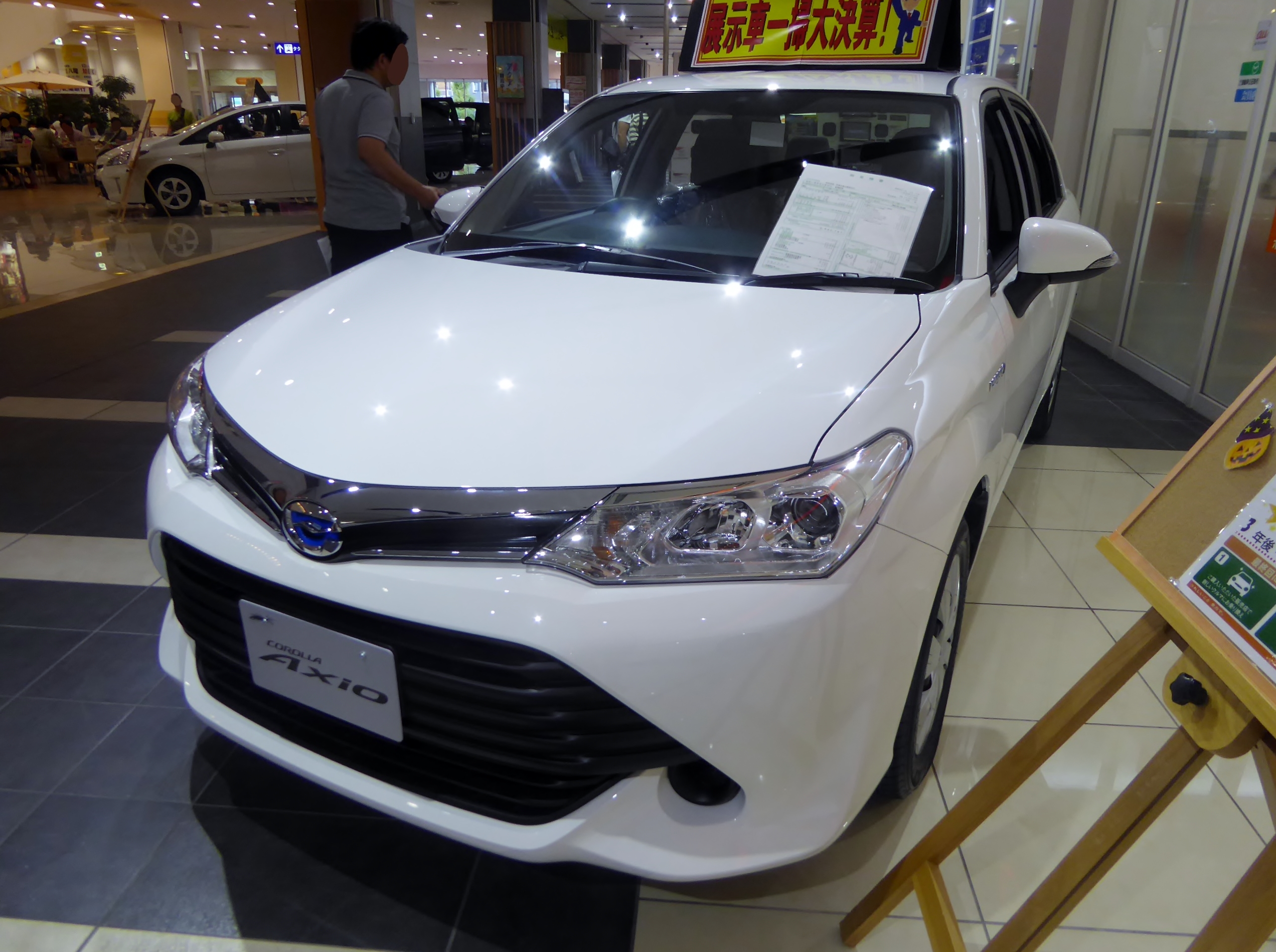 ファイル:Toyota COROLLA Axio HYBRID (DAA-NKE165-AEXNB) front.JPG