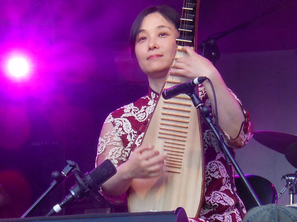 Wu Man performing at [[WOMAD]] in 2011.