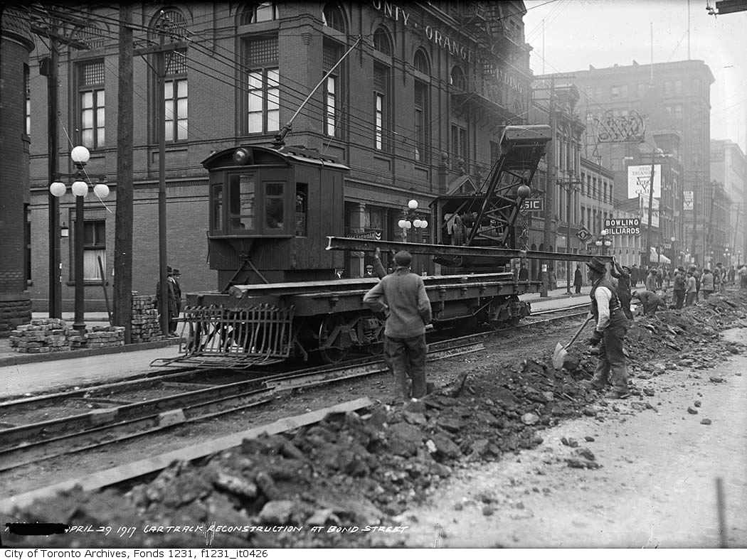 1917_Toronto_TTC_Queen_and_Bond.jpg