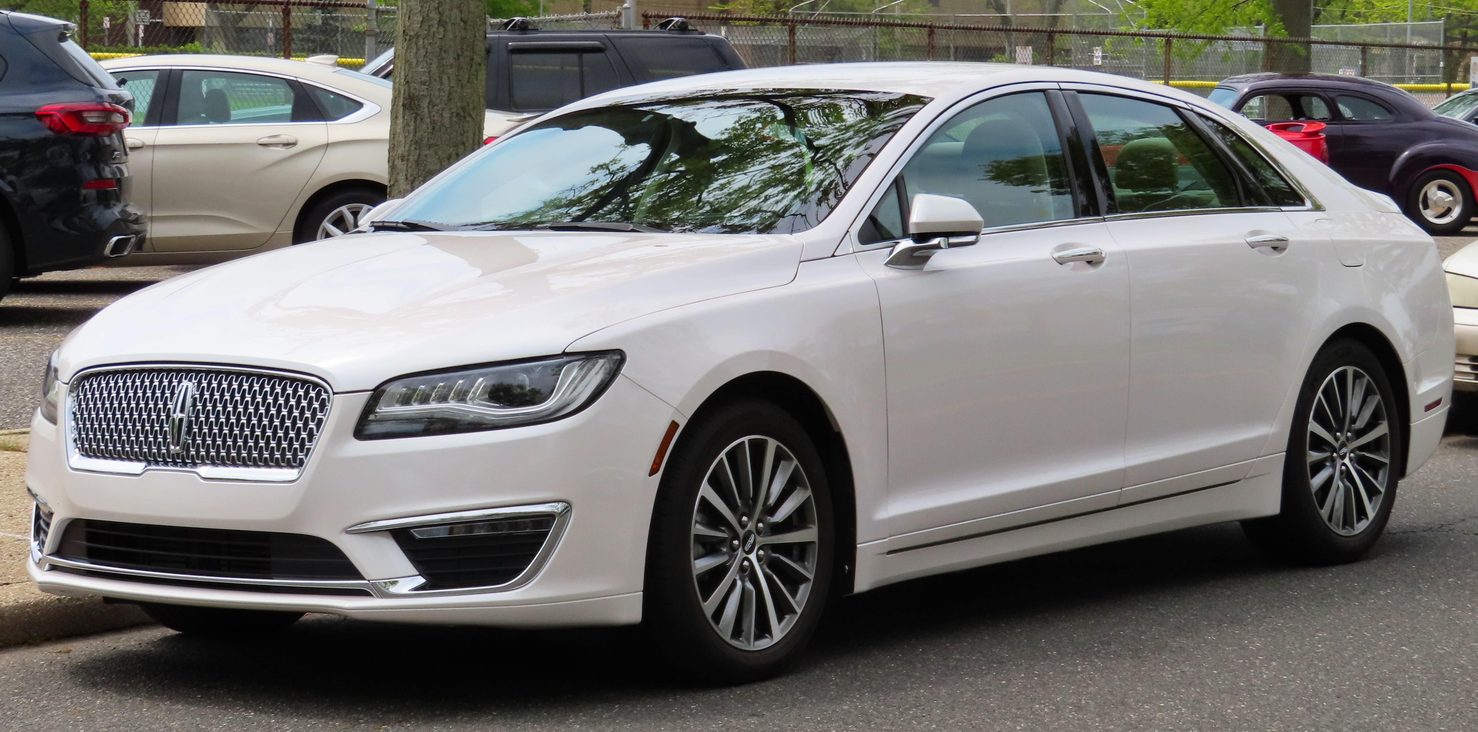 2017_Lincoln_MKZ_%27Select%27_2.0T_front