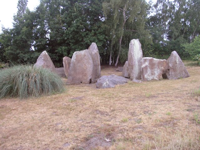 File:A Long Barrow - geograph.org.uk - 21533.jpg