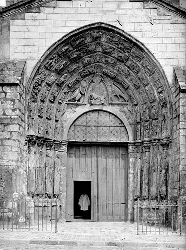 File:Abbaye Saint-Ayoul (ancienne) - Eglise, porche ouest - Provins - Médiathèque de l'architecture et du patrimoine - APMH00011378.jpg