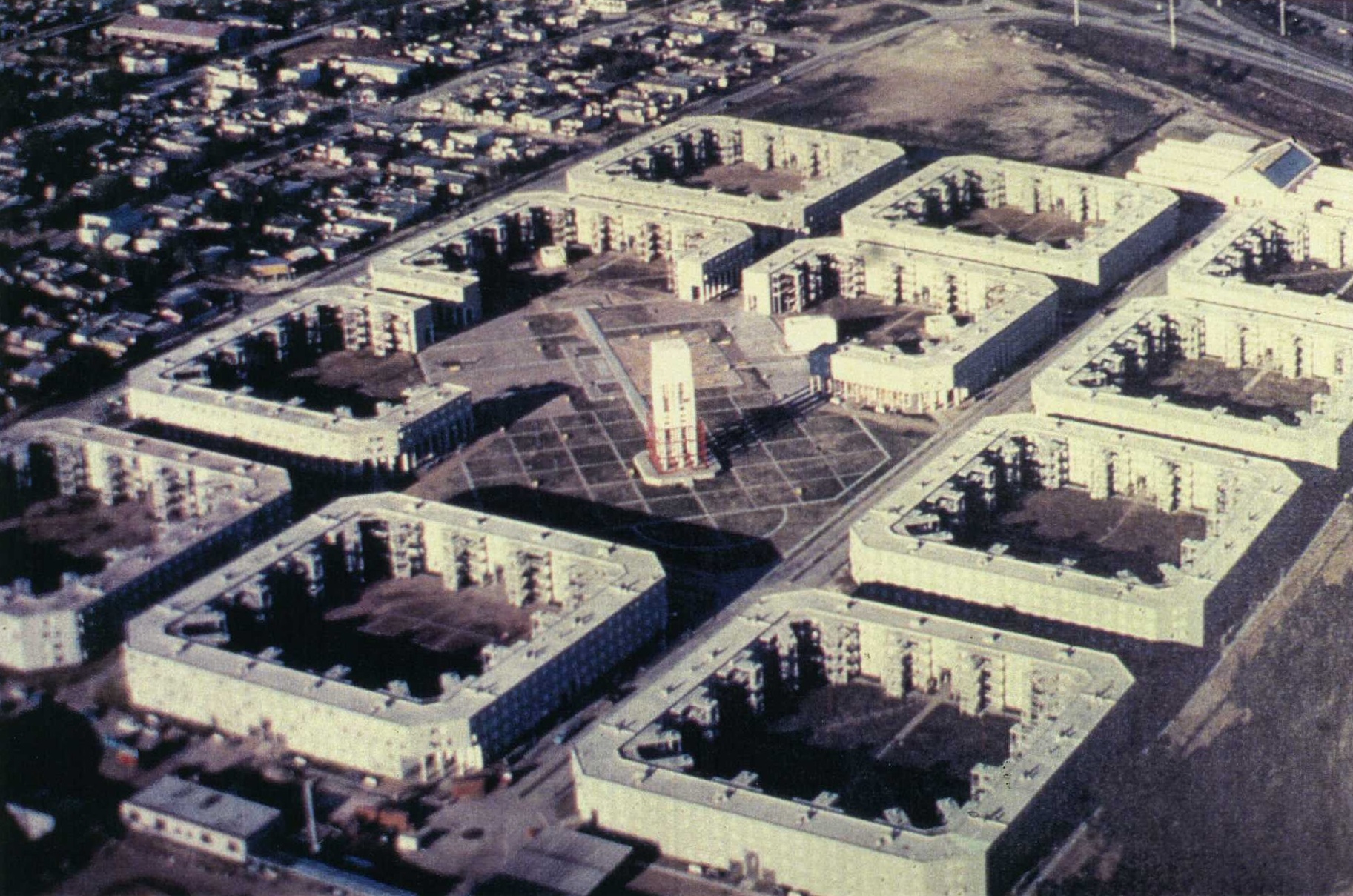 Barrio Centenario. Conjunto de 1289 viviendas, Escuela Primaria y Guardería, Santa Fe, Argentina. 1978