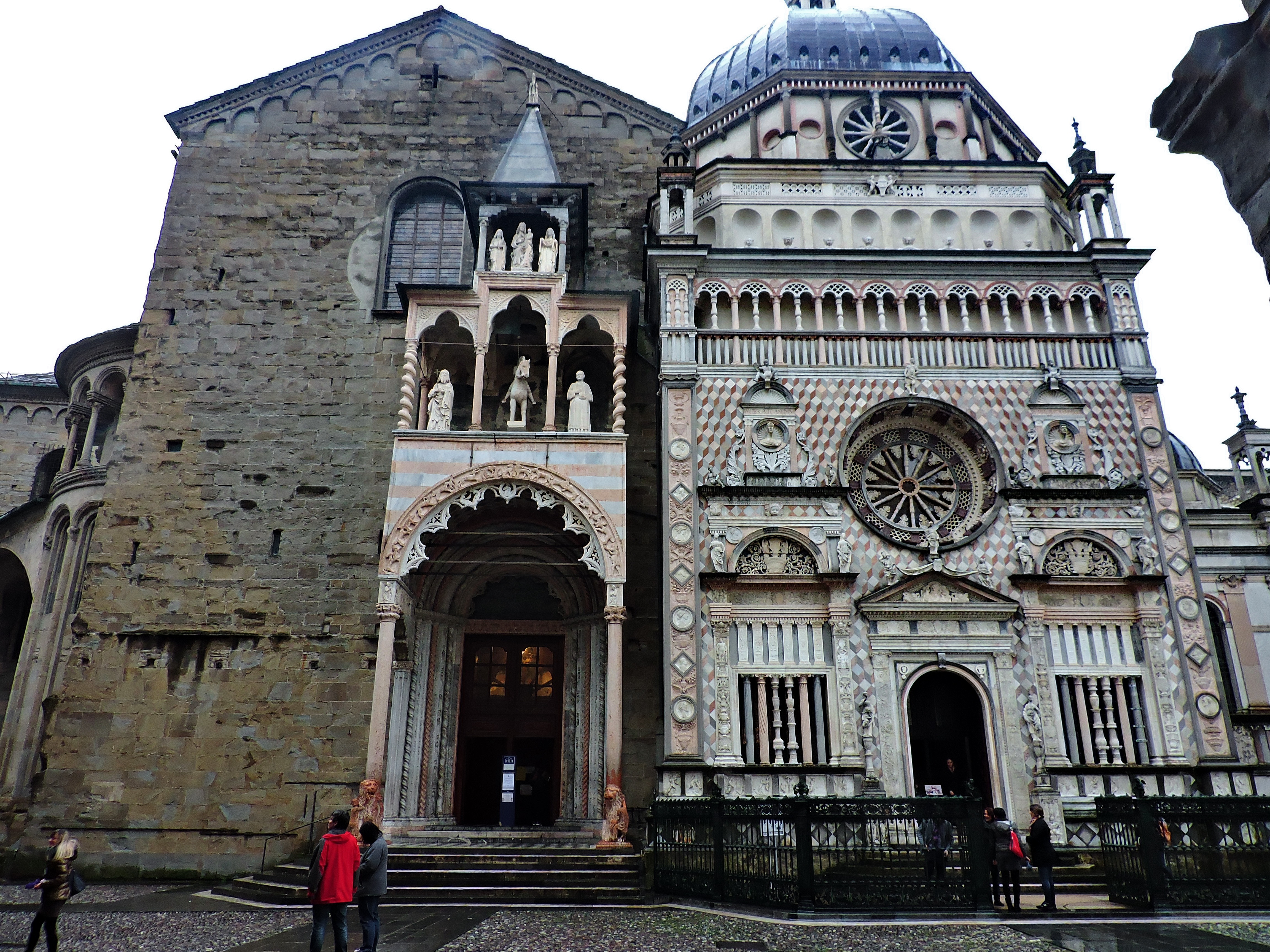 File:Basilica di Santa Maria Maggiore & Cappella Colleoni, Bergamo Alta  (31584334130).jpg - Wikimedia Commons