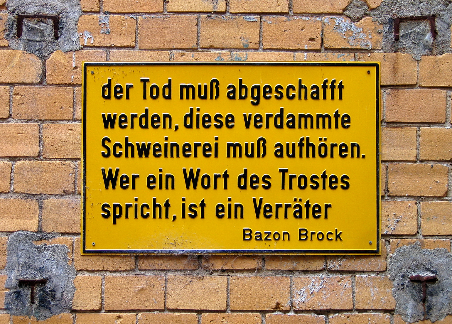 Bazon Brock Der Tod muss abgeschafft werden Prägeschild in Berlin Hackesche Höfe