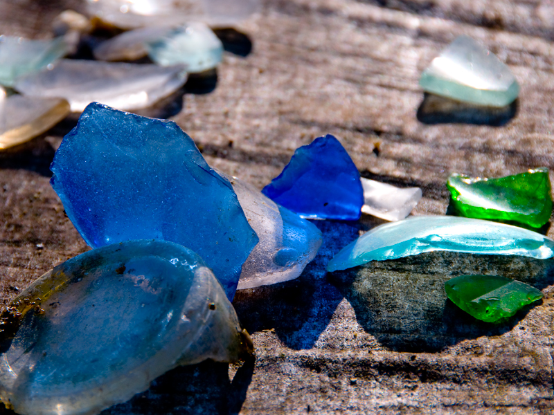 https://upload.wikimedia.org/wikipedia/commons/4/45/Beach-glass.jpg