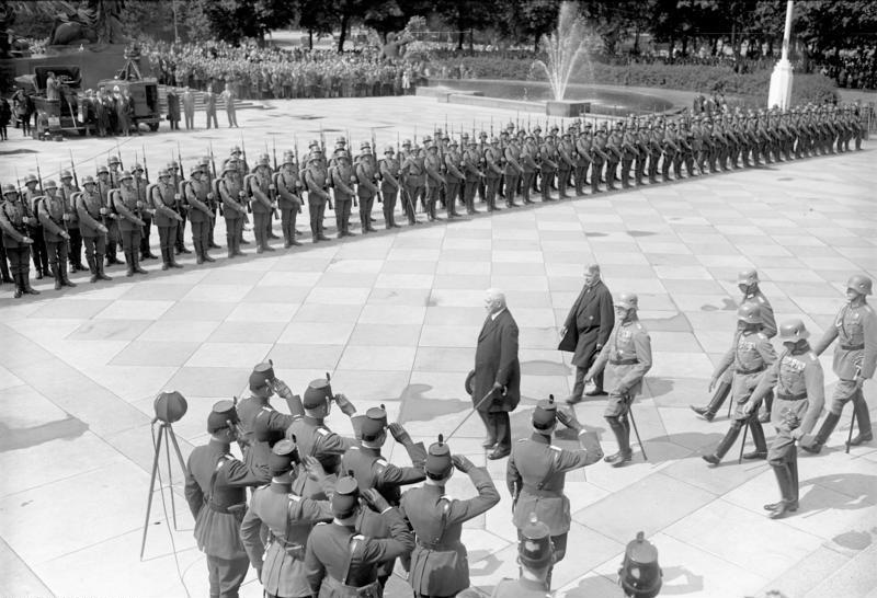 File:Bundesarchiv Bild 102-12140, Verfassungsfeier, Ehrenkompanie der Reichswehr.jpg