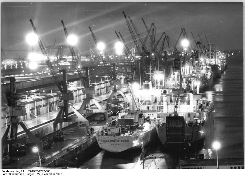 File:Bundesarchiv Bild 183-1982-1227-006, Rostock, Überseehafen, Nacht.jpg