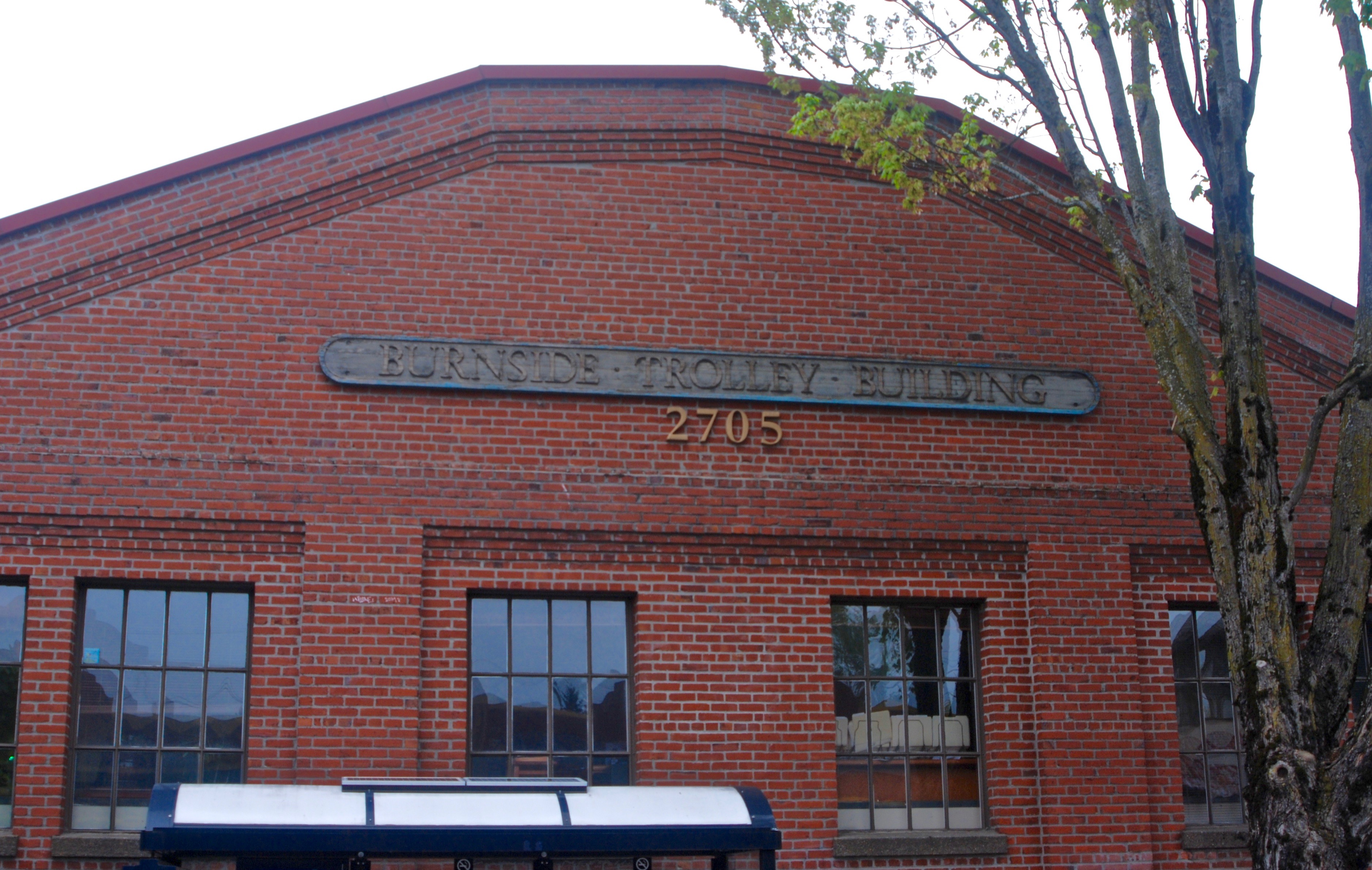 File:Burnside Trolley Building (former carhouse) in 2015 - Portland, OR.jpg  - Wikimedia Commons