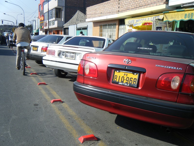 File:Ciclovía Invadida por carro rojo.jpg