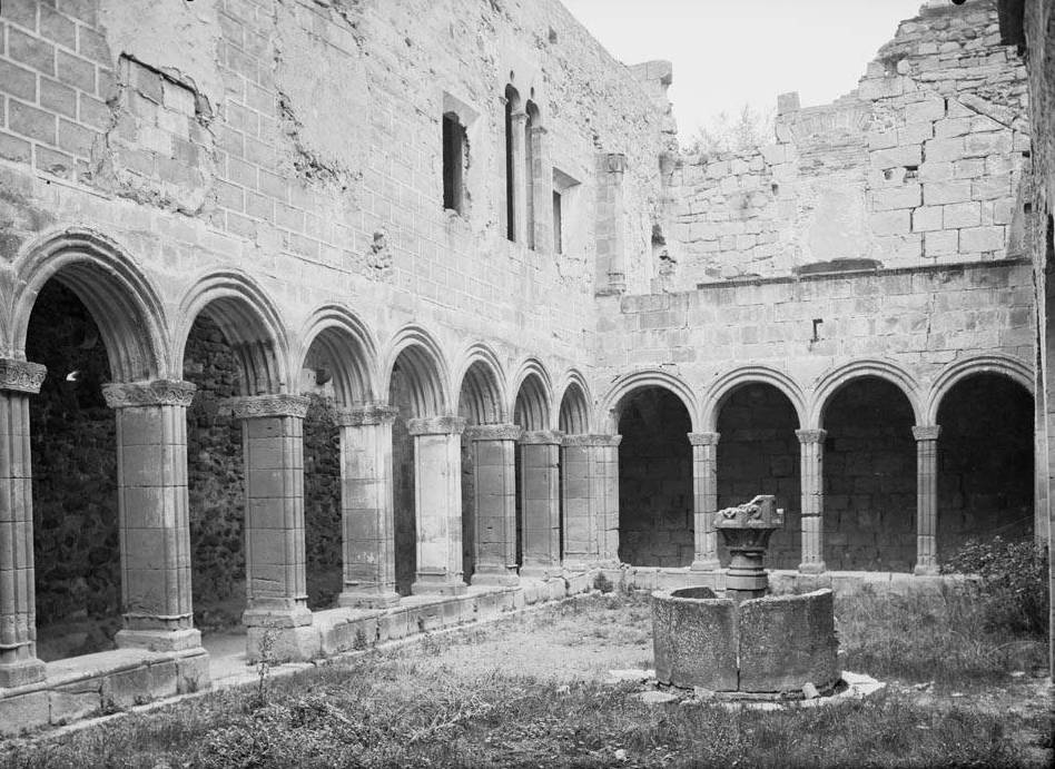 Claustro románico del Monasterio entre 1890 y 1910