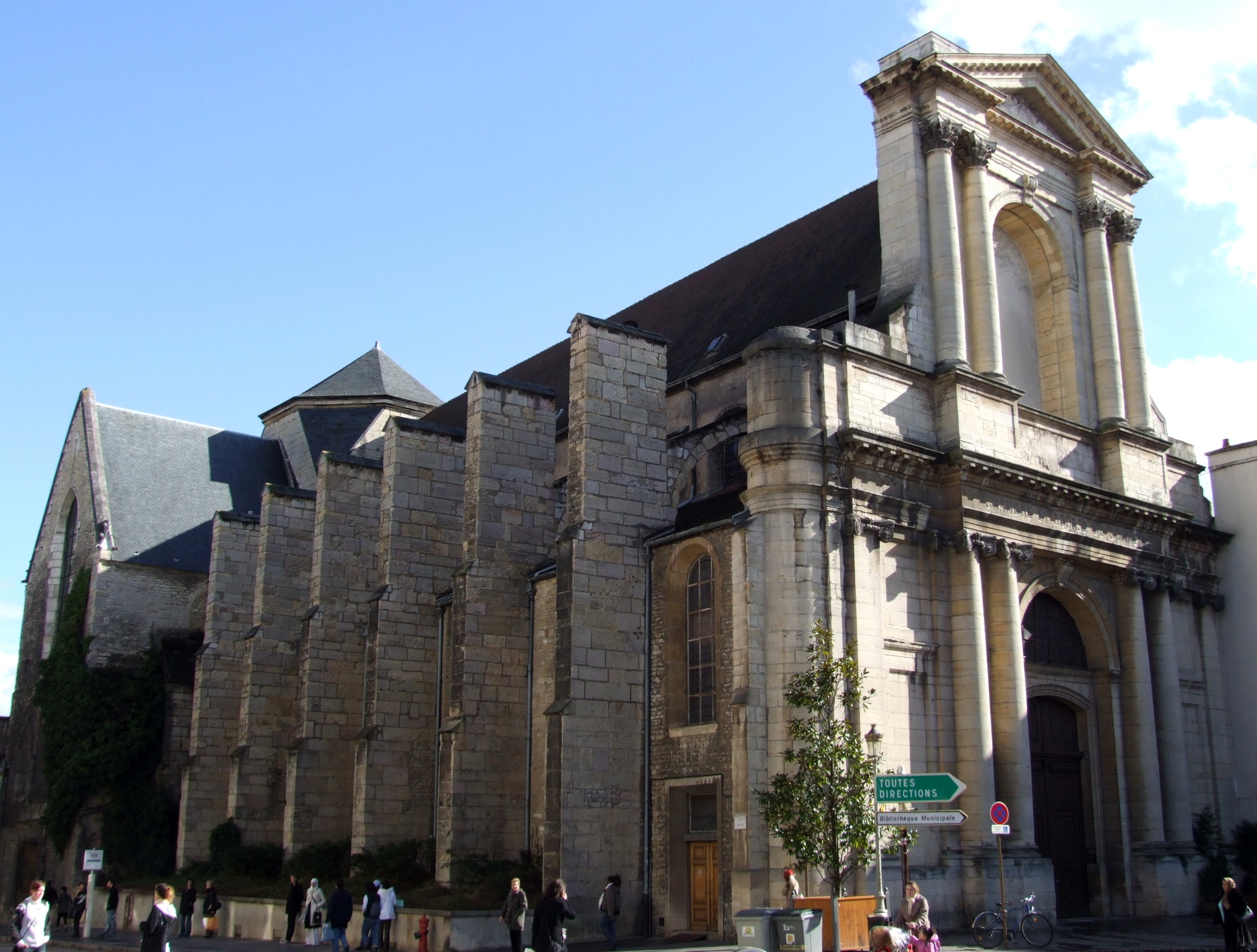 Jean Rameau (el padre) comenzó su carrera de organista en la Iglesia de Saint-Étienne de Dijon y aquí bautizó a su hijo Jean-Philippe.