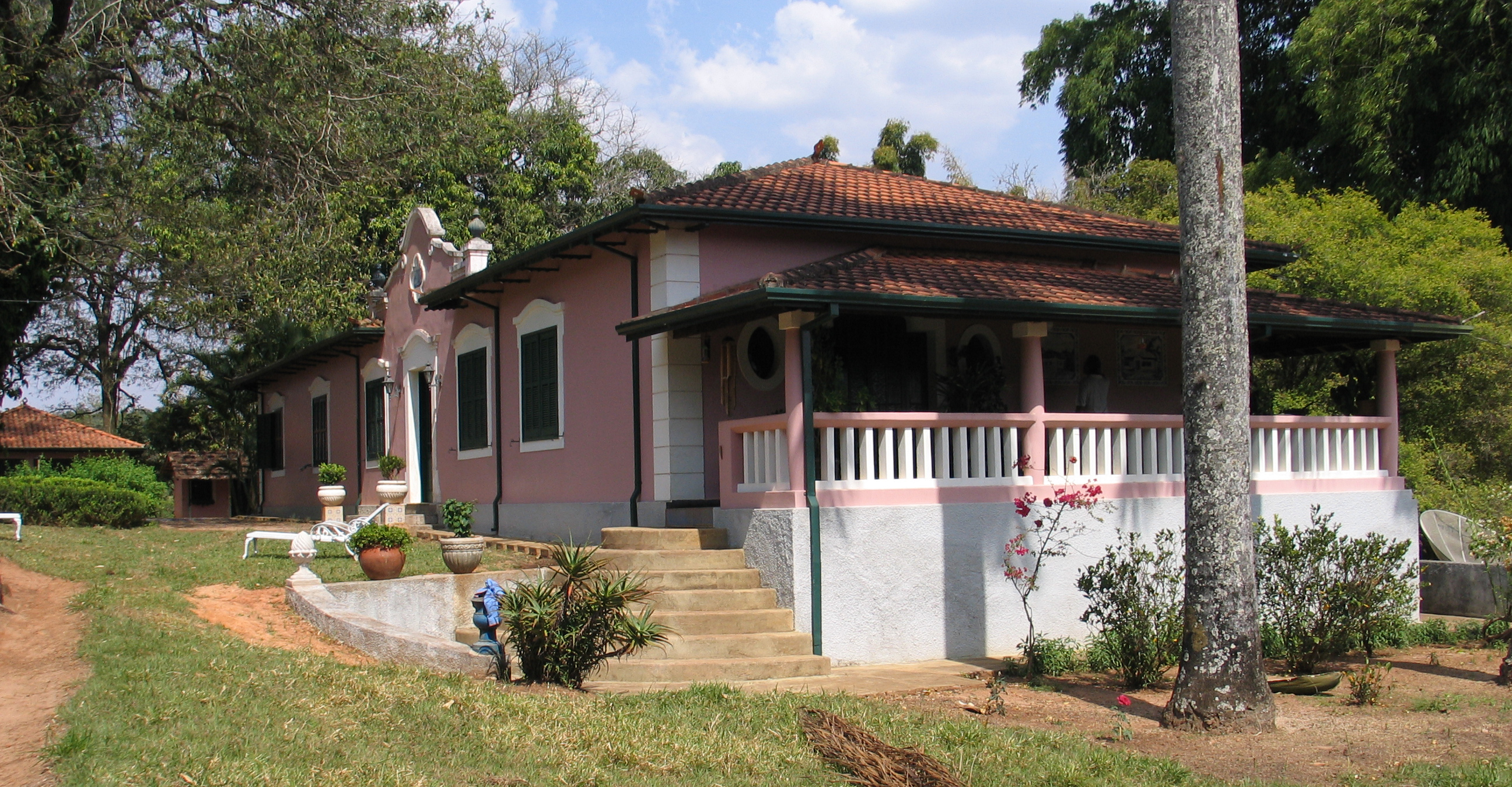 Fotos de Casa de fazenda branca, Imagens de Casa de fazenda branca sem  royalties