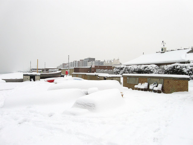 Fishermen's_Area,_Hove_Beach_-_geograph.org.uk_-_2184057.jpg (640×480)