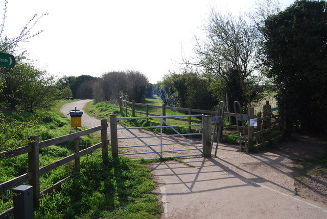 File:Gate on The Saxon Shore Way, Sharp's Green - geograph.org.uk - 1240294.jpg