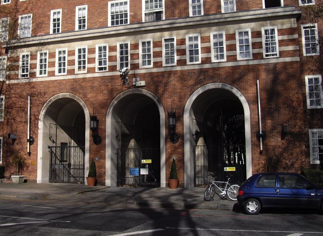 File:Grosvenor Road entrance to Dolphin Square - geograph.org.uk - 1194508.jpg