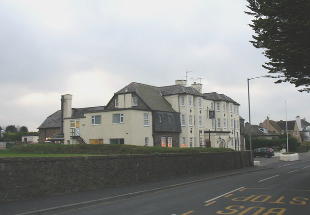 File:Gwesty Arfbais Nanhoron Arms Hotel at nightfall - geograph.org.uk - 634808.jpg