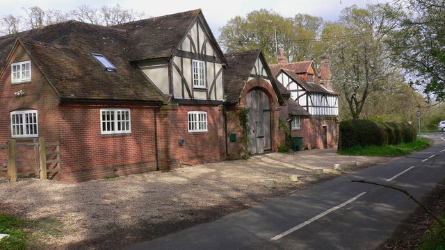 File:Half-timbered building on Killinghurst Lane - geograph.org.uk - 1255786.jpg