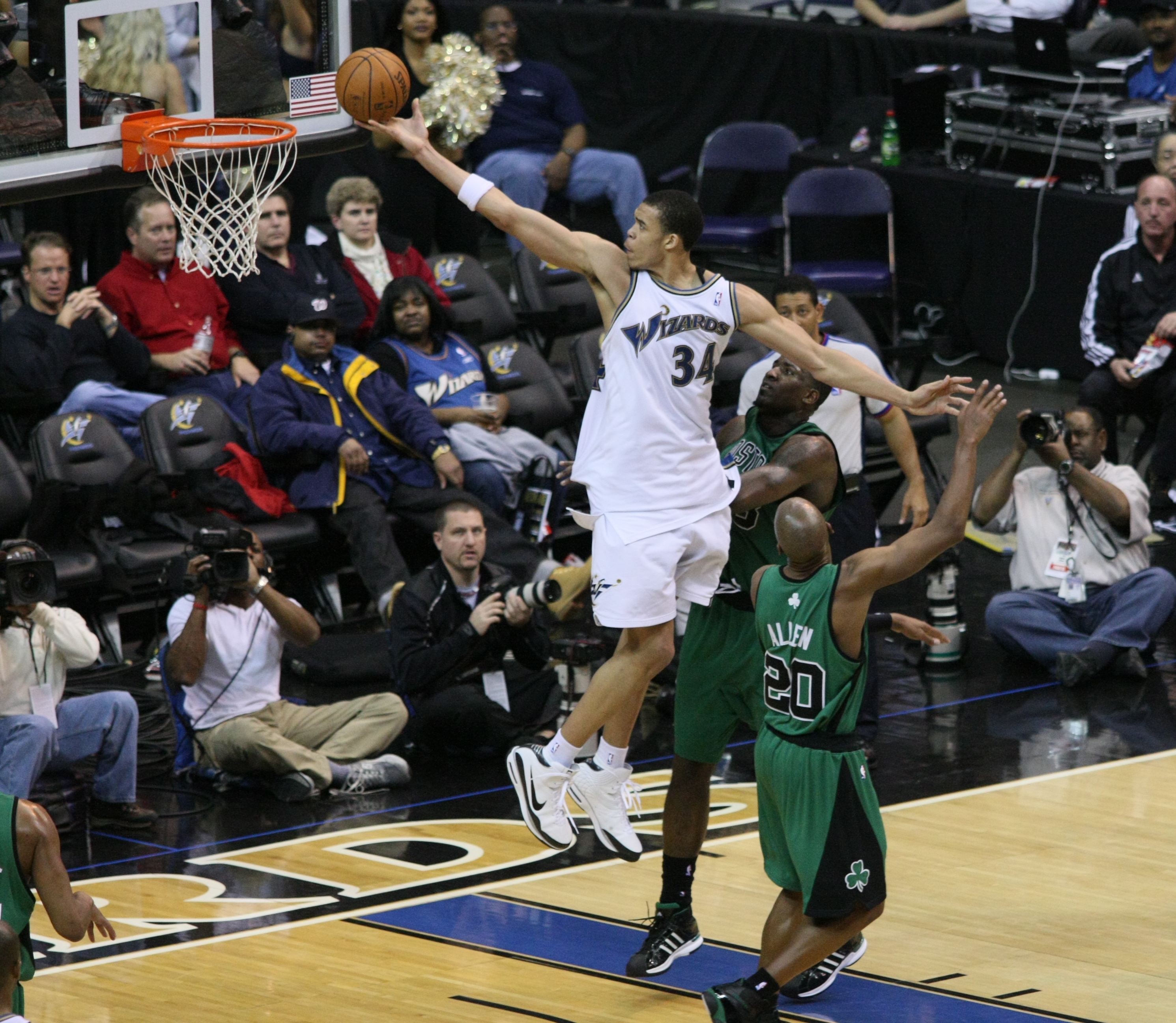 File:JaVale McGee vs Celtics.jpg - 维基百科，自由的百科全书