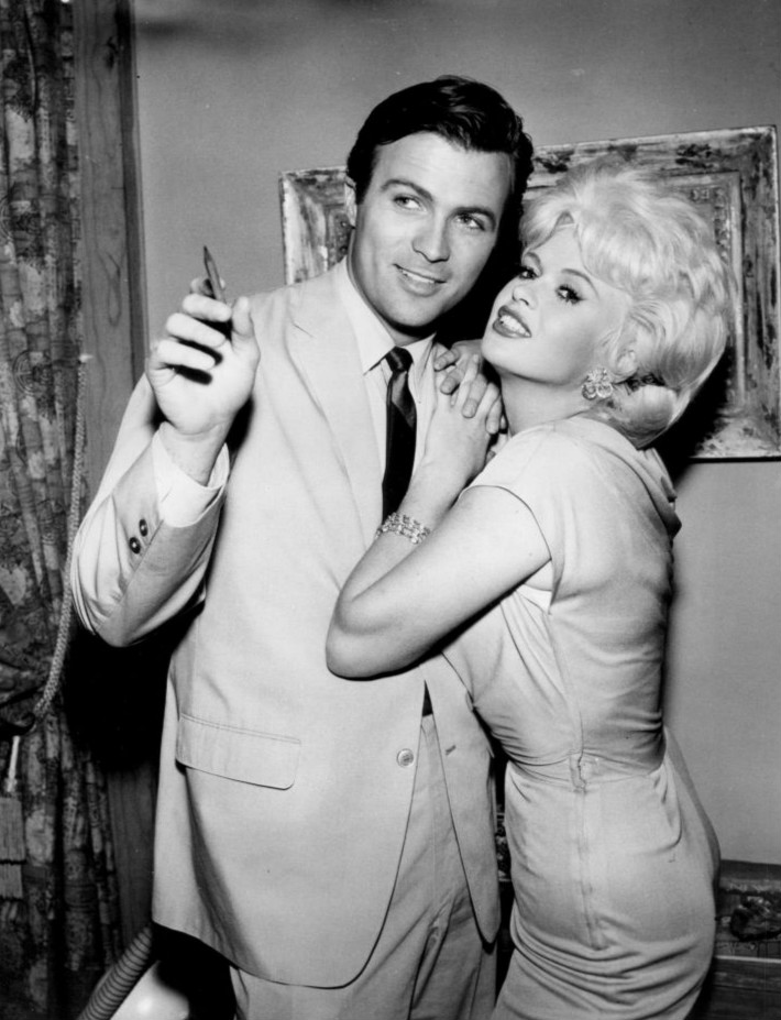 Coe and [[Jayne Mansfield]] in 1962