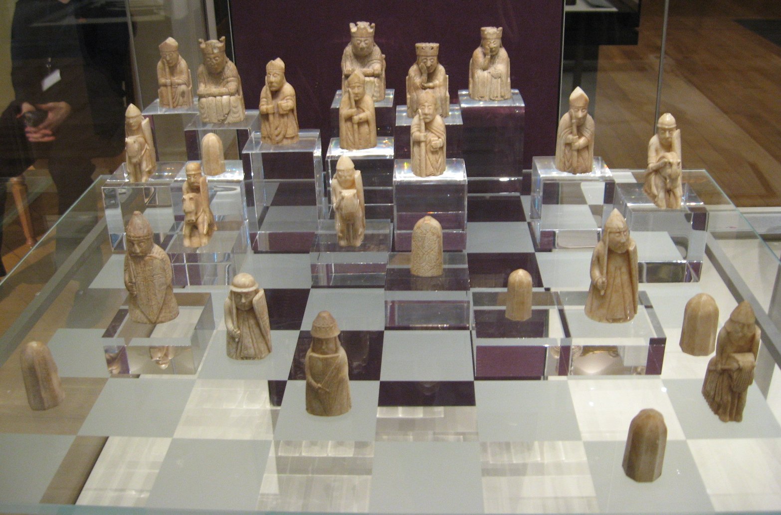 ファイル:Lewis-chessmen08.jpg - Wikipedia
