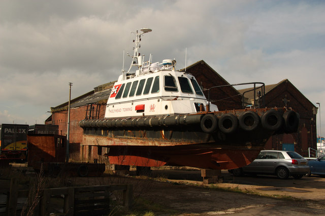 File:Light tug - geograph.org.uk - 3380040.jpg