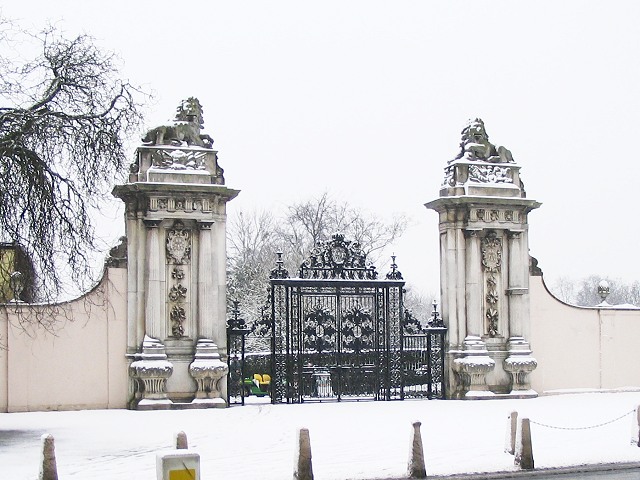 File:Lion Gate of Hampton Court Park - geograph.org.uk - 337121.jpg