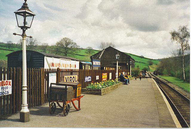 File:Looking Downline from Oakworth Station - geograph.org.uk - 253044.jpg