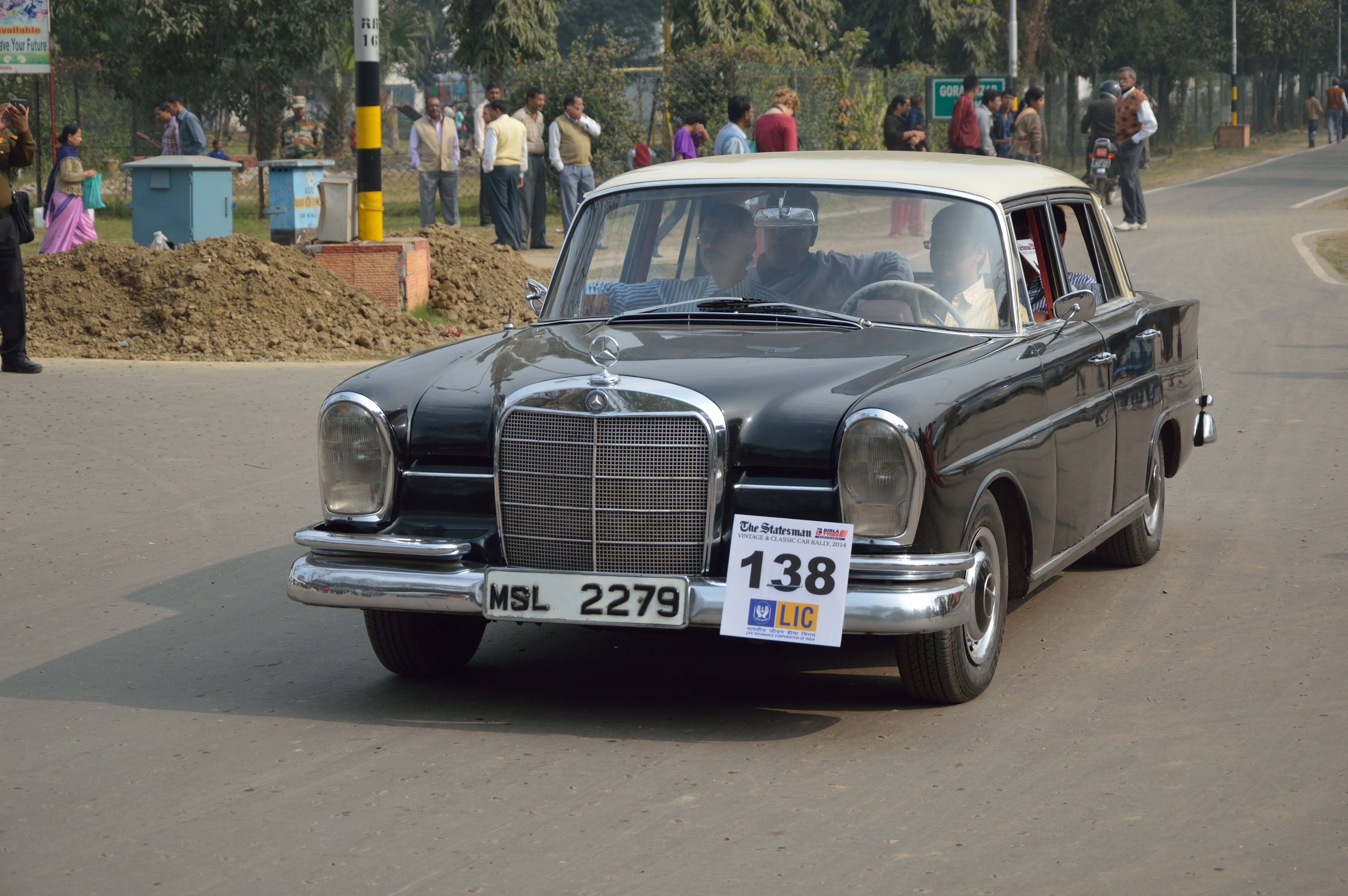 bombe a 1000 messages - Page 16 Mercedes-Benz_-_230_S_-_1967_-_2306_cc_-_6_cyl_-_MSL_2279_-_Kolkata_2014-01-19_6509