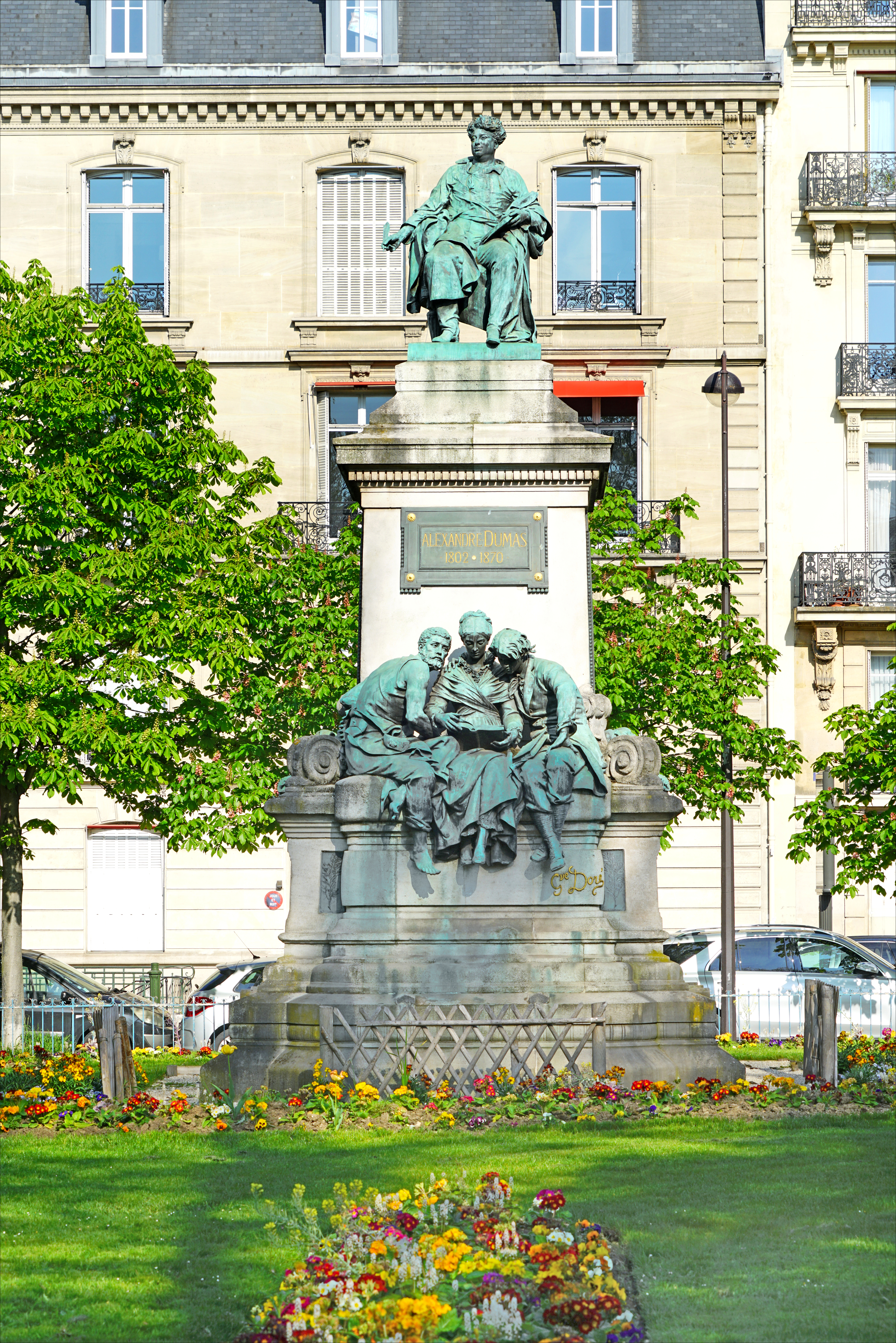 Les statues des trois Dumas  France Île-de-France Paris Paris 75007