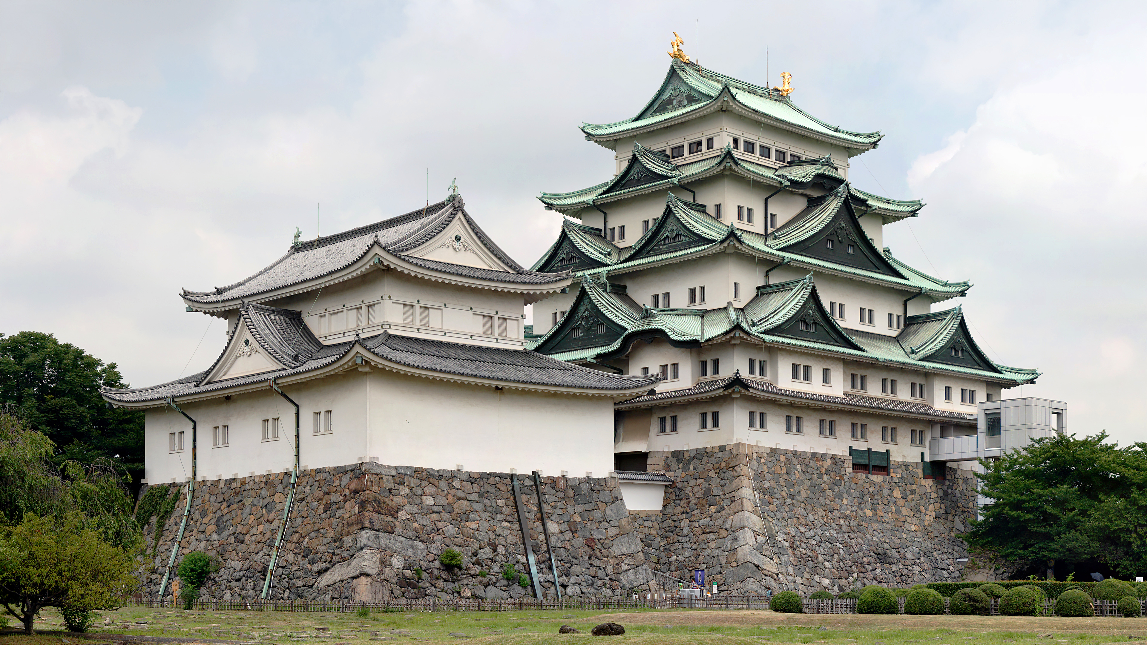 File:Nagoya Castle(Larger).jpg - Wikimedia Commons