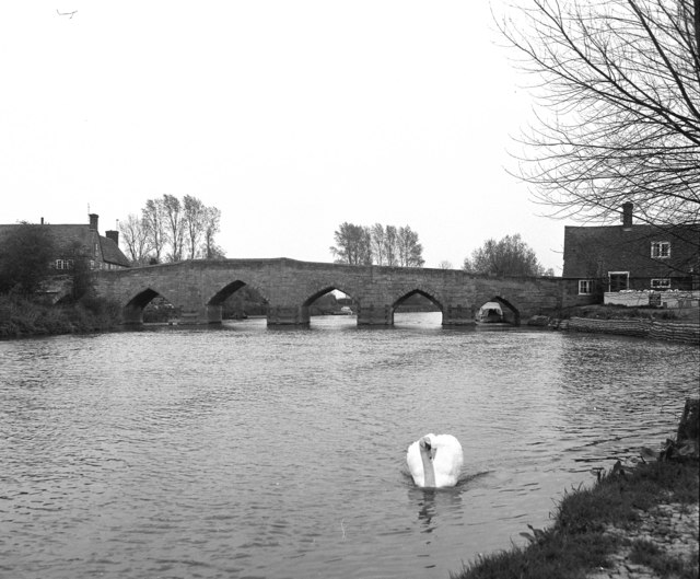 File:New Bridge, River Thames - geograph.org.uk - 572238.jpg