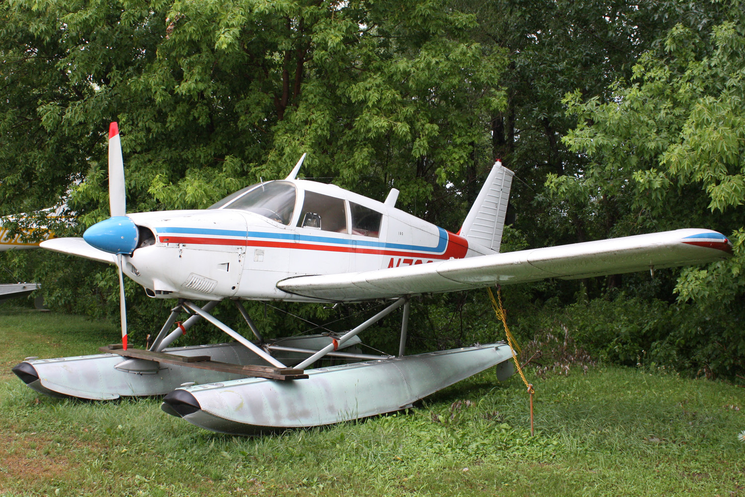 File:Piper PA-28 on floats N7866W.jpg - Wikimedia Commons