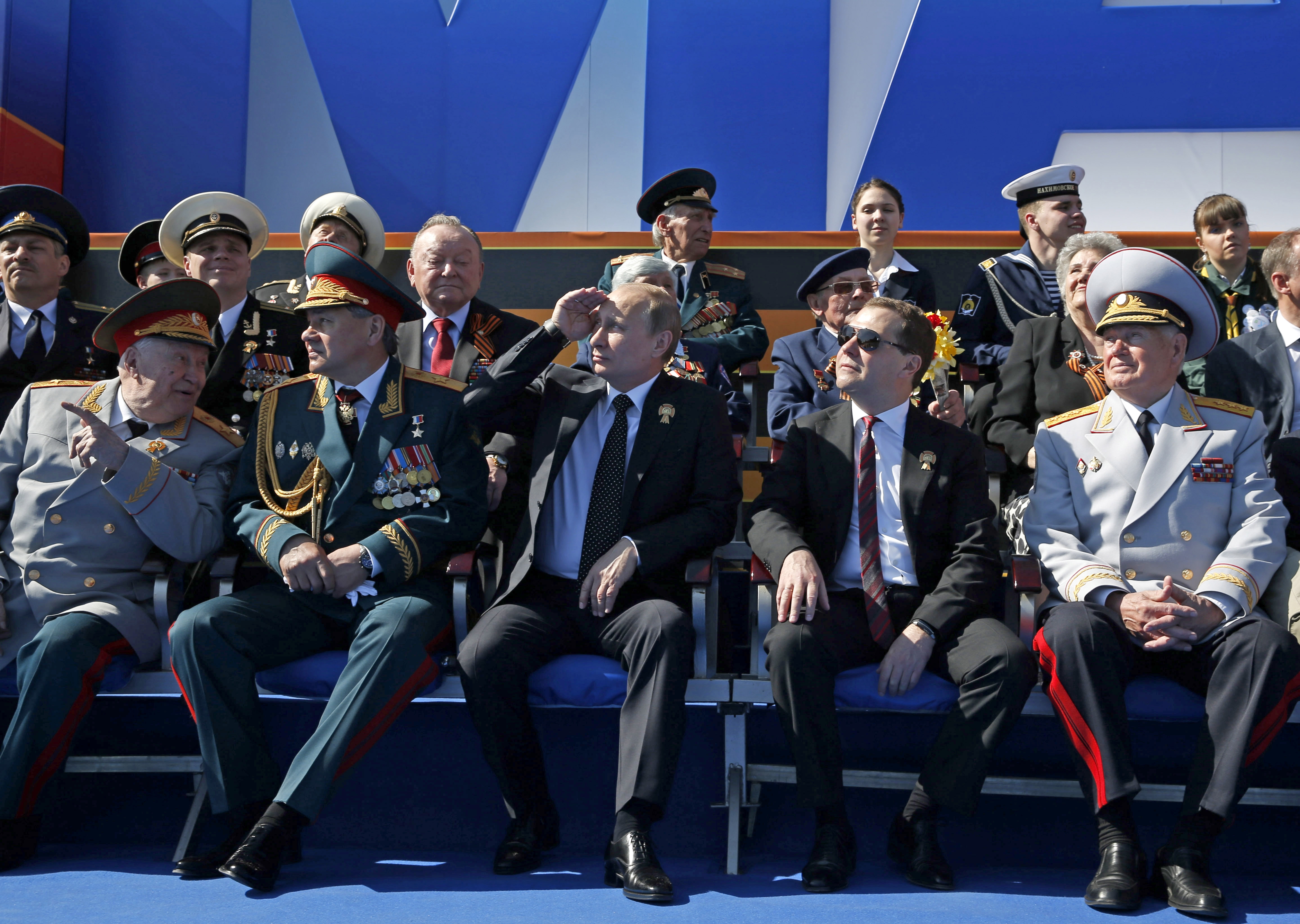На победу на президентских. Медведев на параде Победы. Парад Победы 2015 Шойгу.
