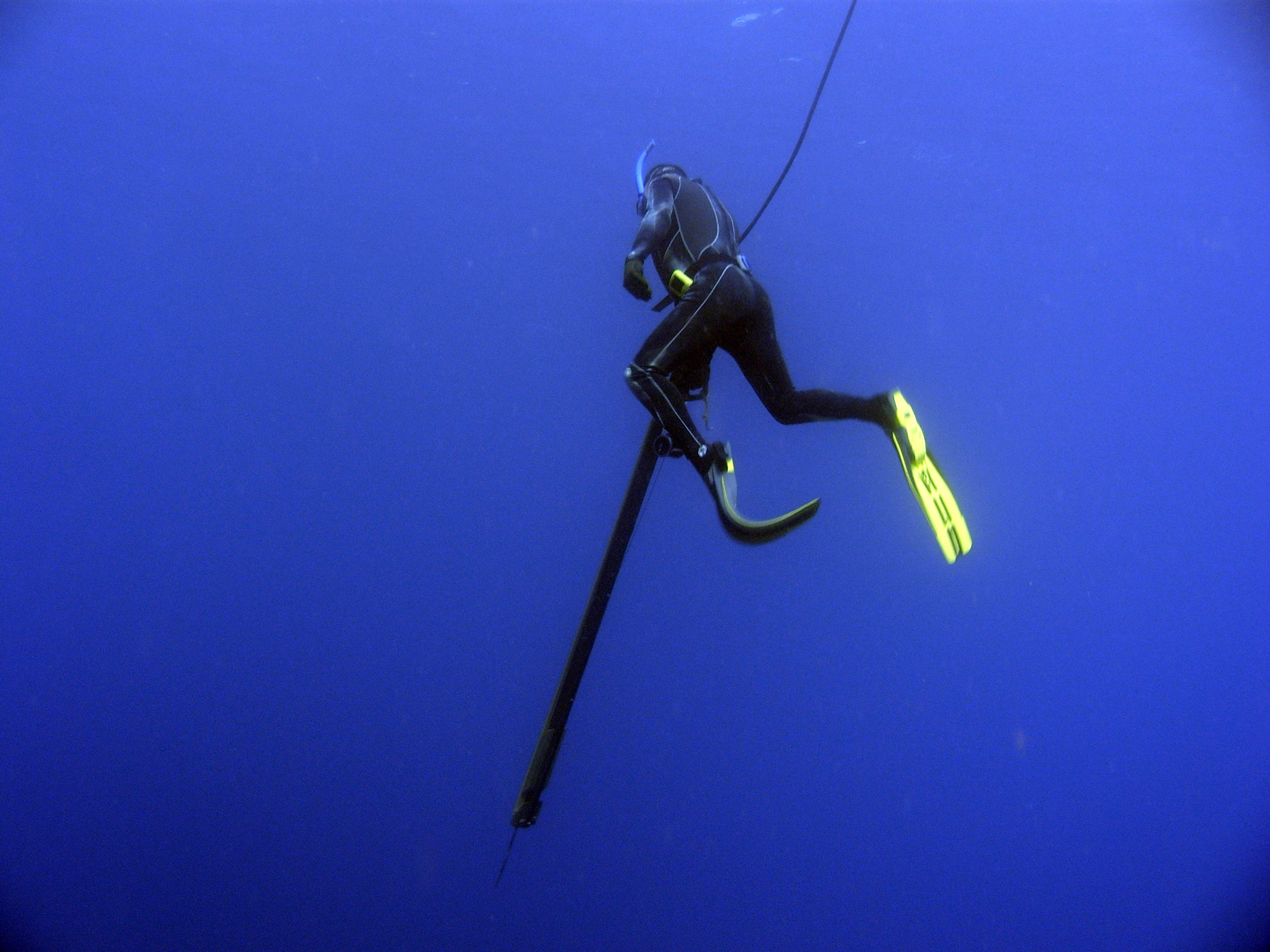 La pesca submarina, Malasia. Mar Bajau spearfisherman gitana apnea y  caminar sobre el lecho marino a la caza de peces con un fusil hecho en  casa. El peo Bajau Fotografía de stock 