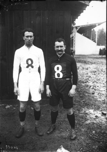 File:Stade de la Croix Du Prince - match Sud contre Probables, les capitaines Boyau & Bernicha - Agence Rol - 7-12-13.jpg