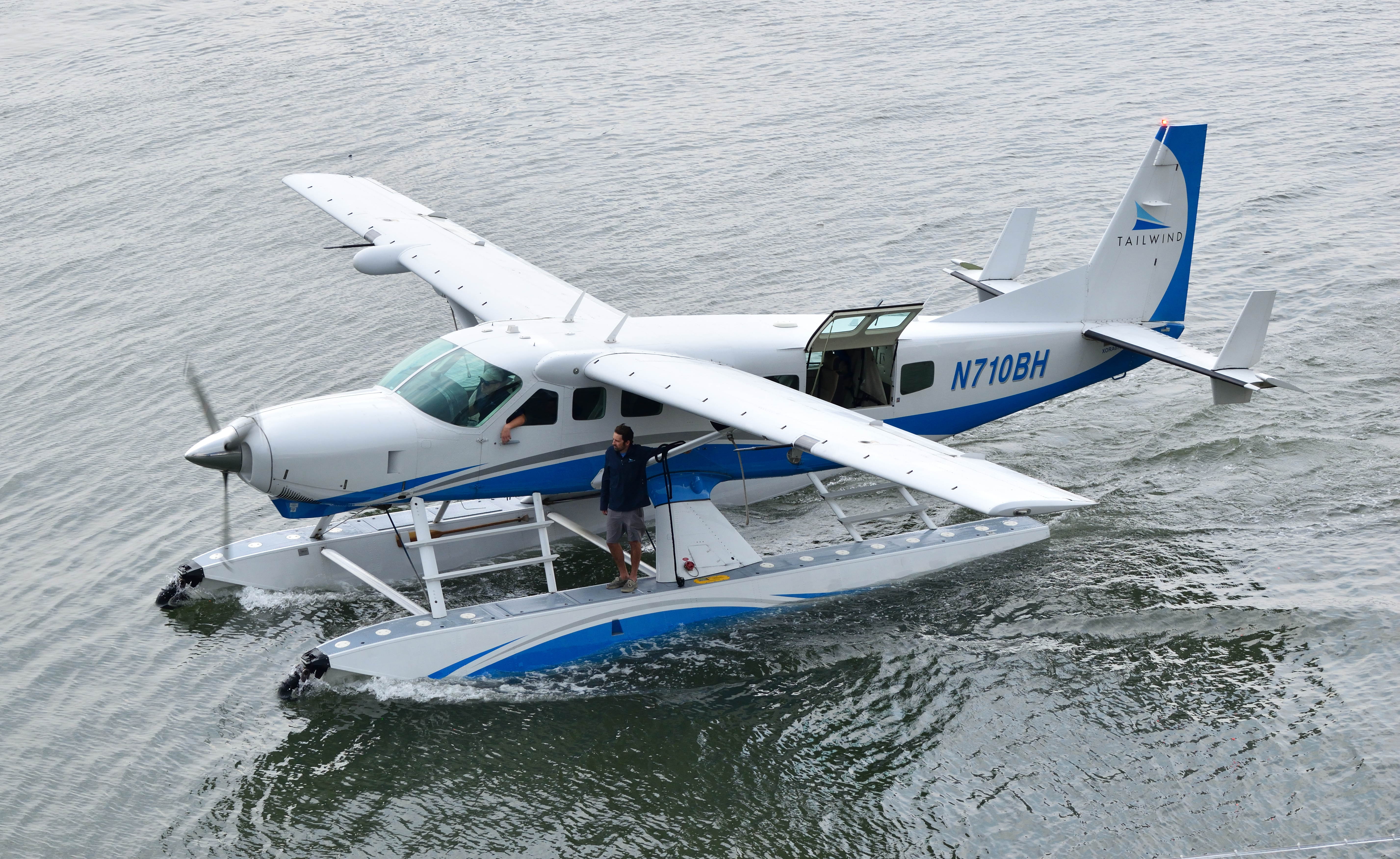 File:Tailwind Air seaplane arriving at the New York Skyport.jpg - Wikimedia  Commons