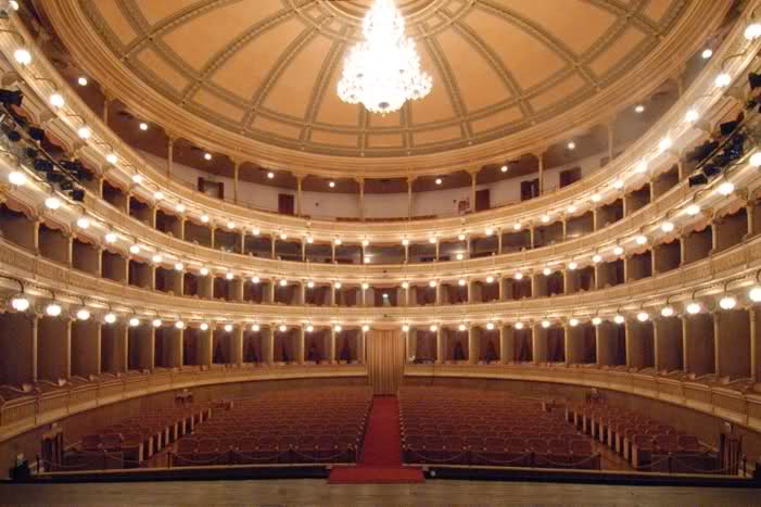 File:Teatro Coccia vista dal palcoscenico.jpg