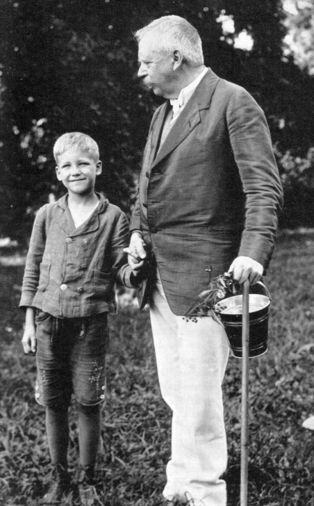 Thure von Uexküll in 1915 with his father