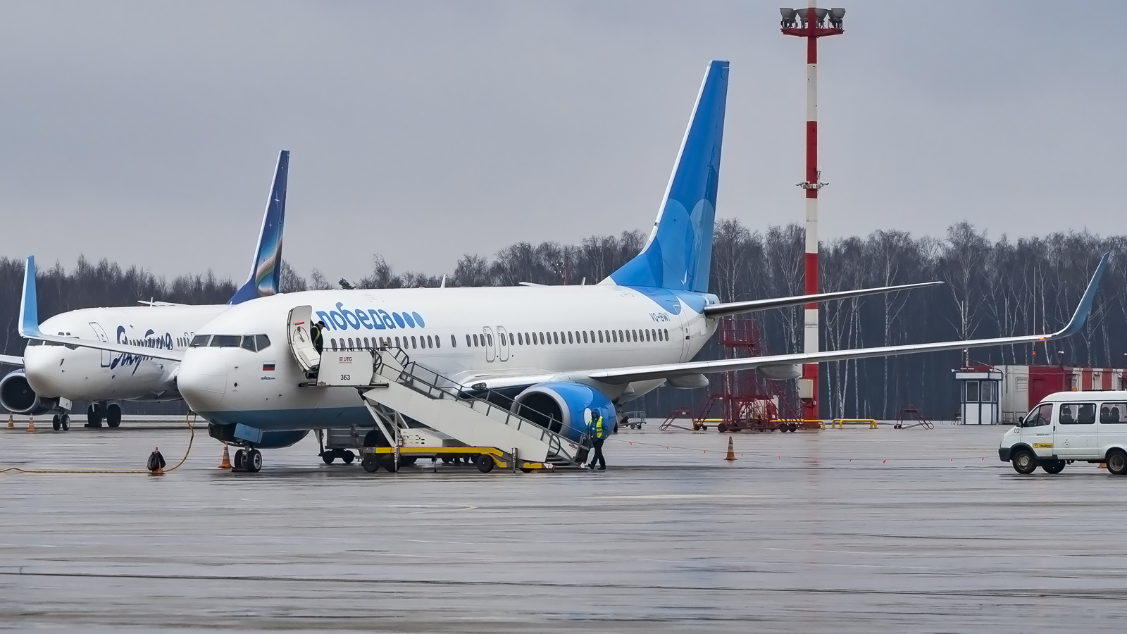 Победа пермь сочи прямой. Боинг 737 победа Внуково. Боинг 738 победа. Самолет победа Пермь. Самолет Киров Москва.