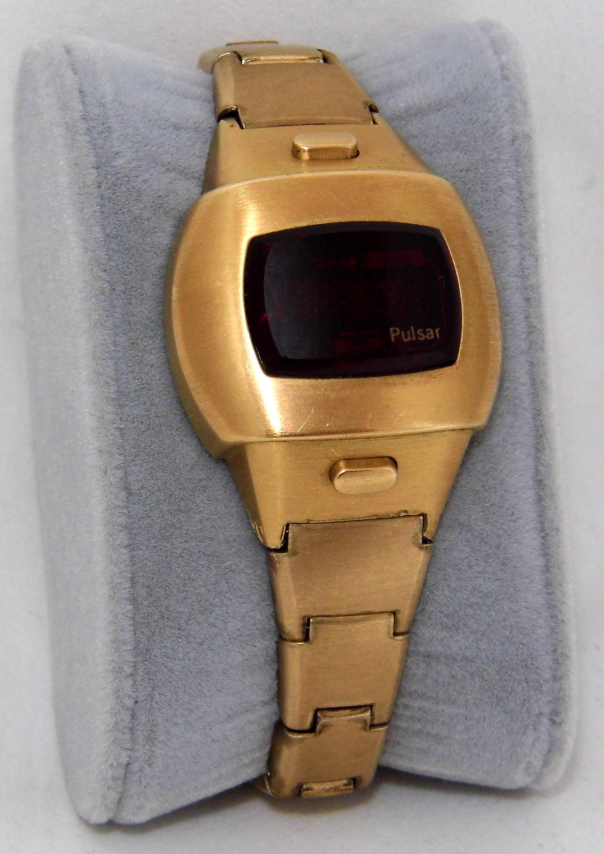 File:Vintage Pulsar Women's Digital Quartz Wrist Watch With Red LED Display, 14k Goldfilled Case, Module 101, Made In USA, Circa 1970s (28782085844).jpg Wikimedia Commons