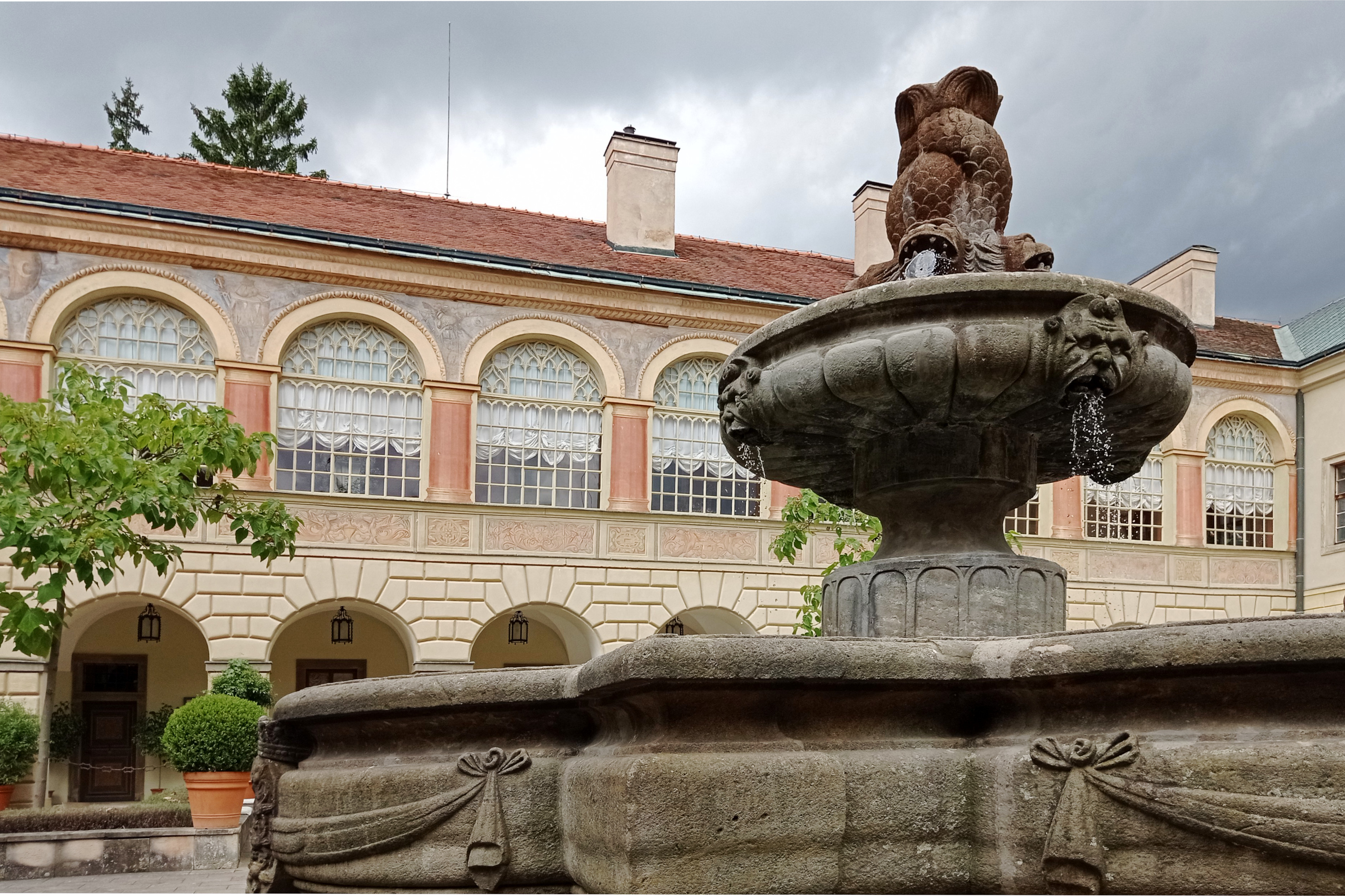 Фонтан 2. Mexican Courtyard with Fountain.