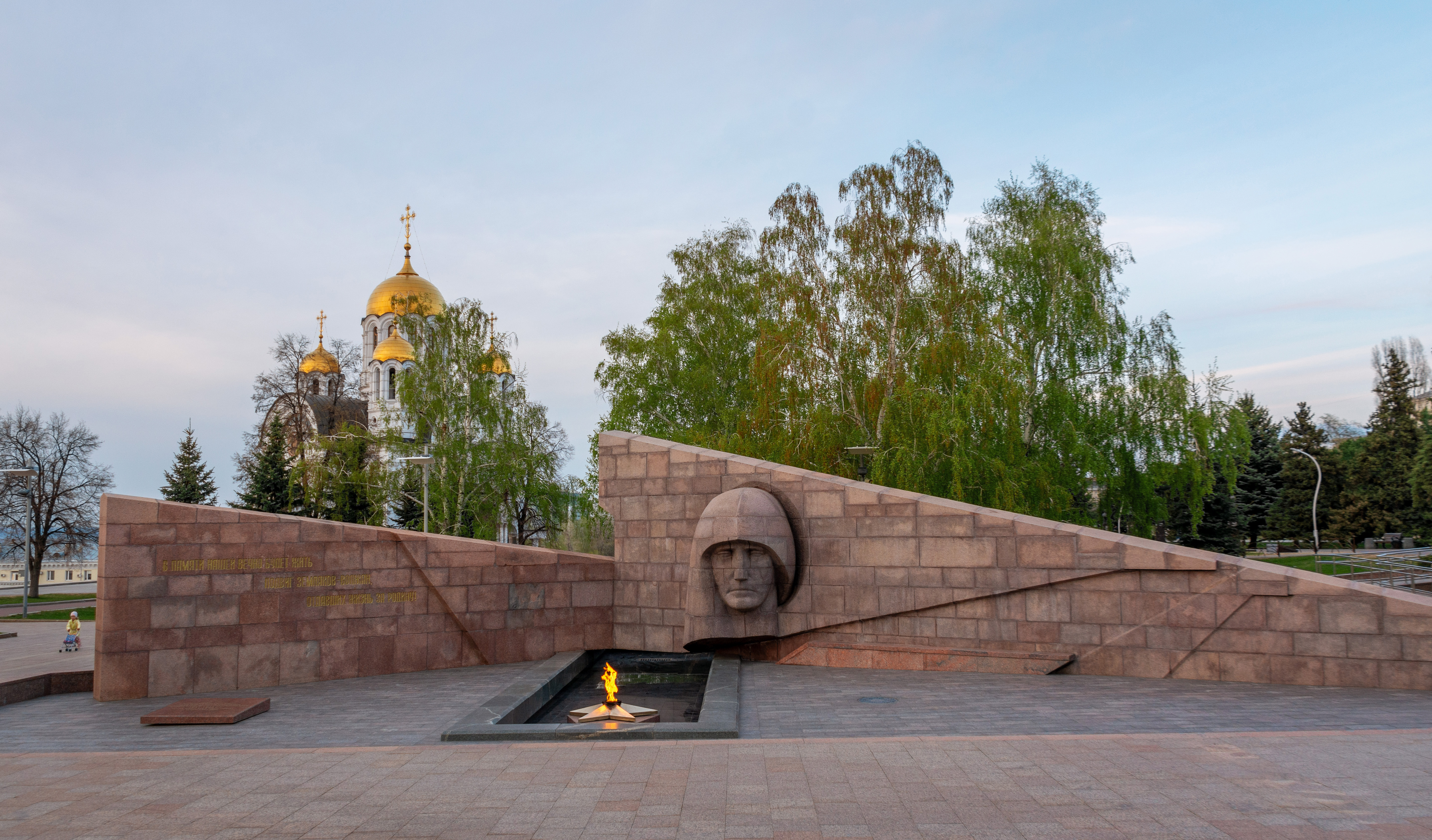 Показать мемориал. Вечный огонь Самара площадь славы. Горельеф Скорбящей матери-родине Самара. Мемориальный комплекс вечный огонь Самара. Горельеф «Скорбящей матери-родине» на площади славы в Самаре.