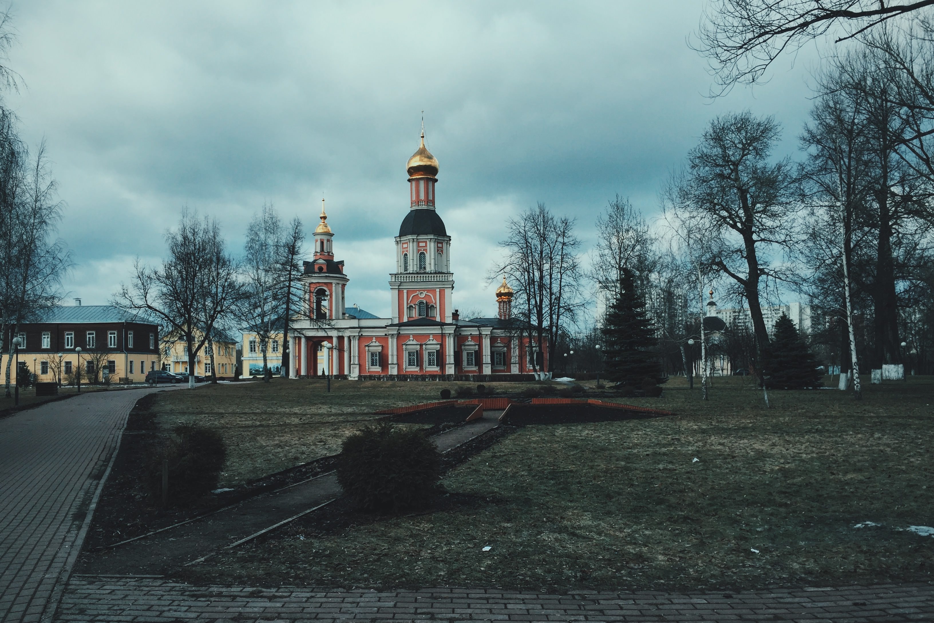 Храм свиблово расписание. Церковь в Свиблово на лазоревом. Церковь в Свиблово на лазоревом интерьеры. Троицкий храм в Свиблово ИНН.