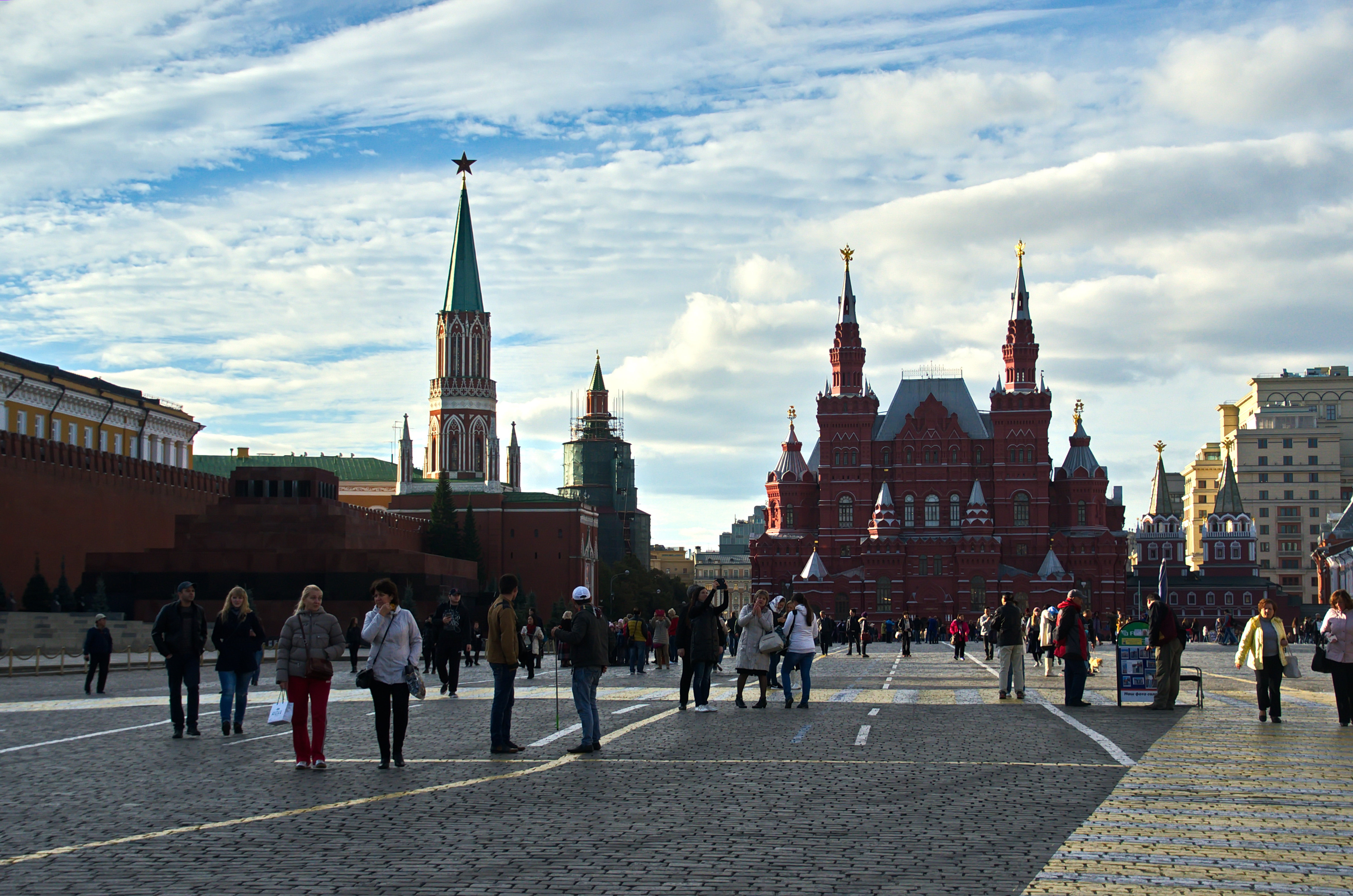 Камеры красной площади москвы. Острова красная площадь. Красная площадь в Тюмени. Туркин красная площадь. Красная площадь Смоленск.