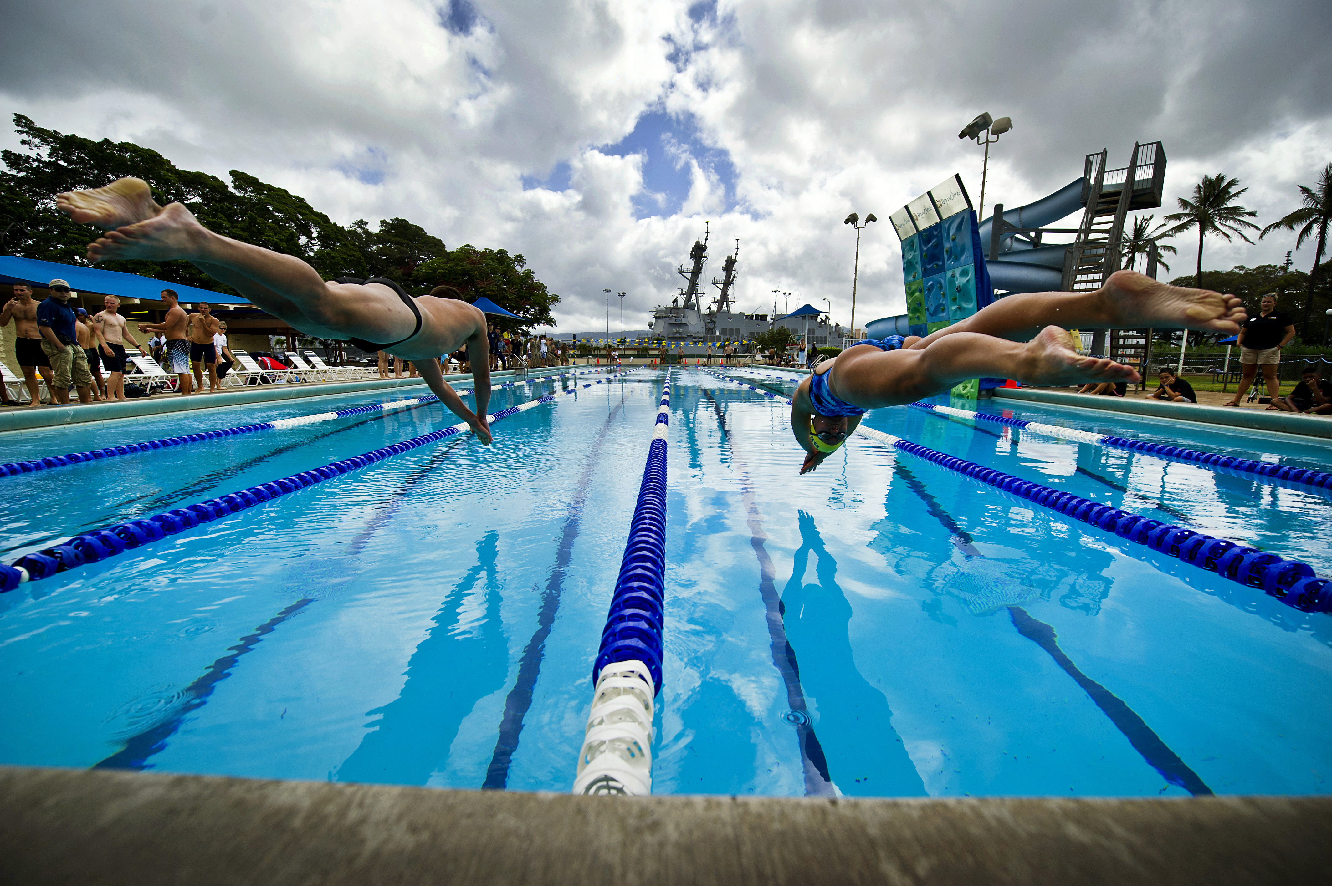 Am swimming. Бассейн. Пловец в бассейне. Доброе утро плавание в бассейне. Бассейн утром.