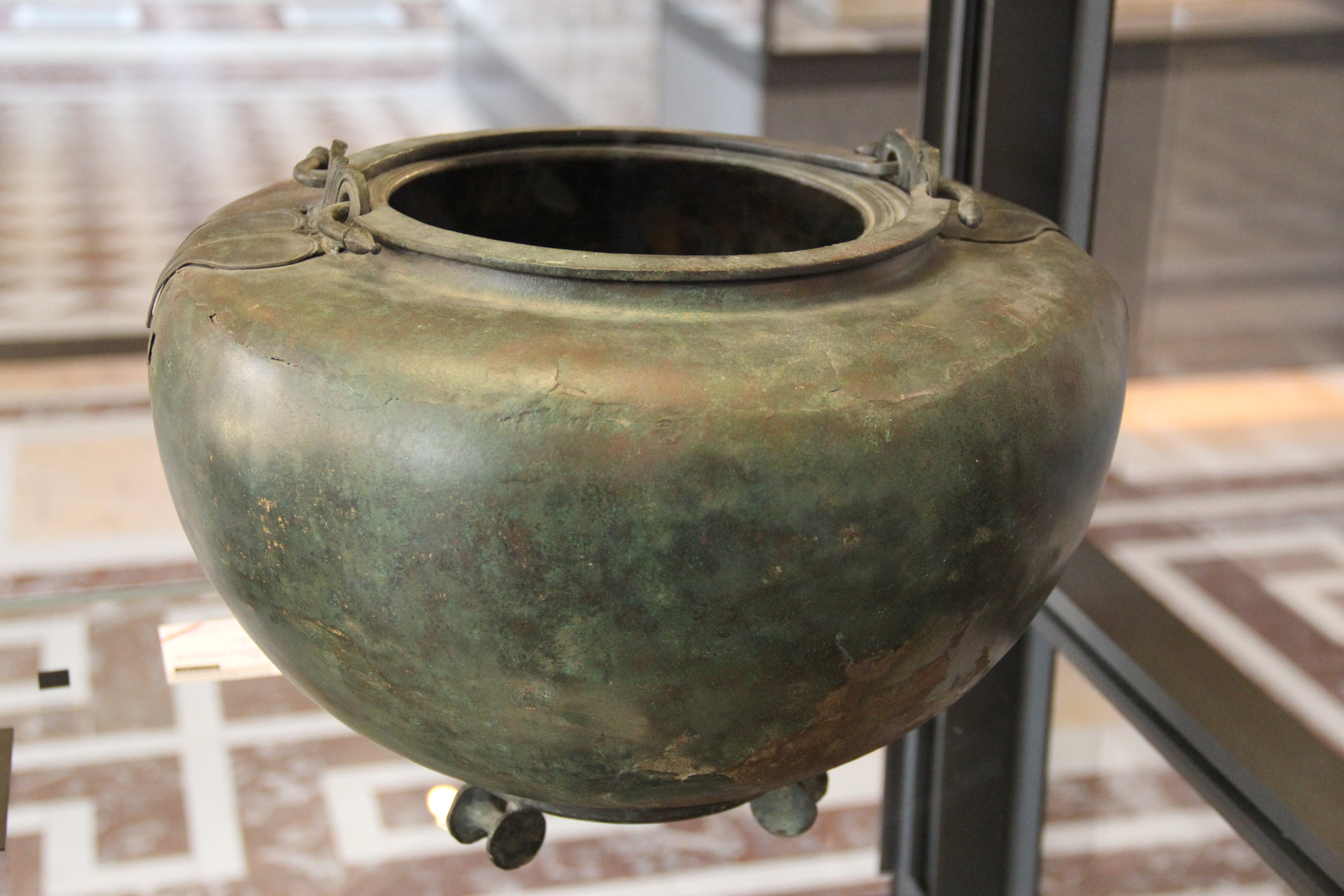 https://upload.wikimedia.org/wikipedia/commons/4/46/Ancient_Greek_Bronze_Pot_%2828020481360%29.jpg