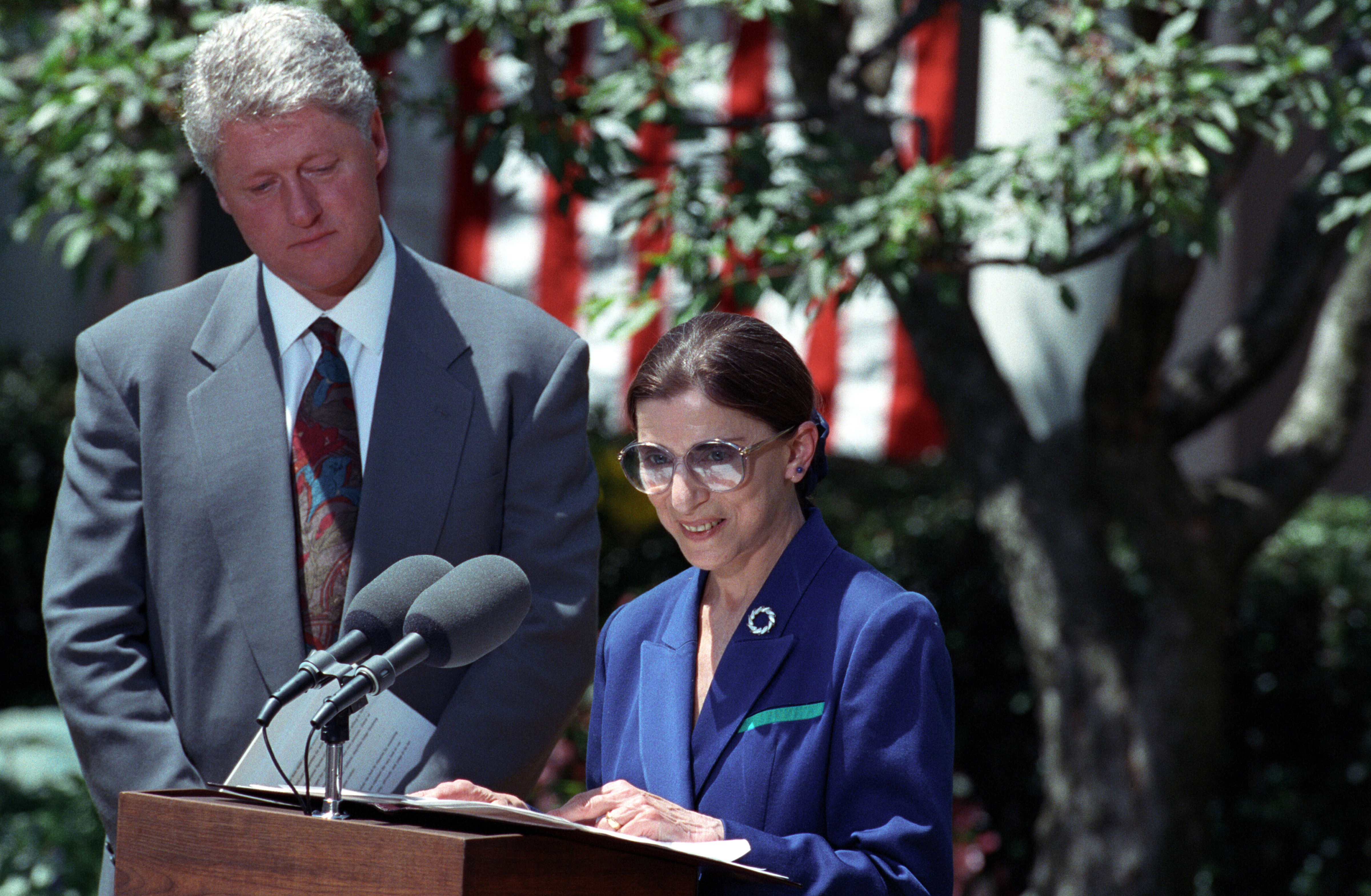 Ruth Bader Ginsburg mentre accetta ufficialmente la nomina del presidente [[Bill Clinton